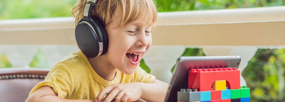 pic-kid-listening-1